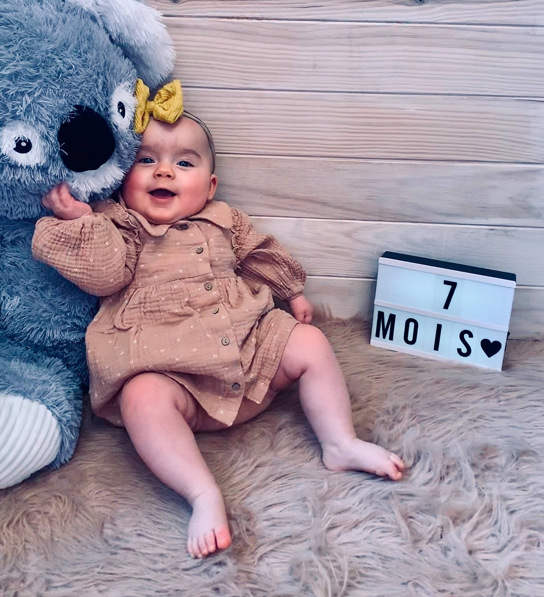 Joyce participe au concours pour gagner de l'argent avec cette photo : baby, baby_toddler_clothing, barefoot, cap, child, comfort, fashion_accessory, foot, fun, fur, happy, hat, human_leg, person, sitting, skin, smile, sun_hat, thigh, toddler