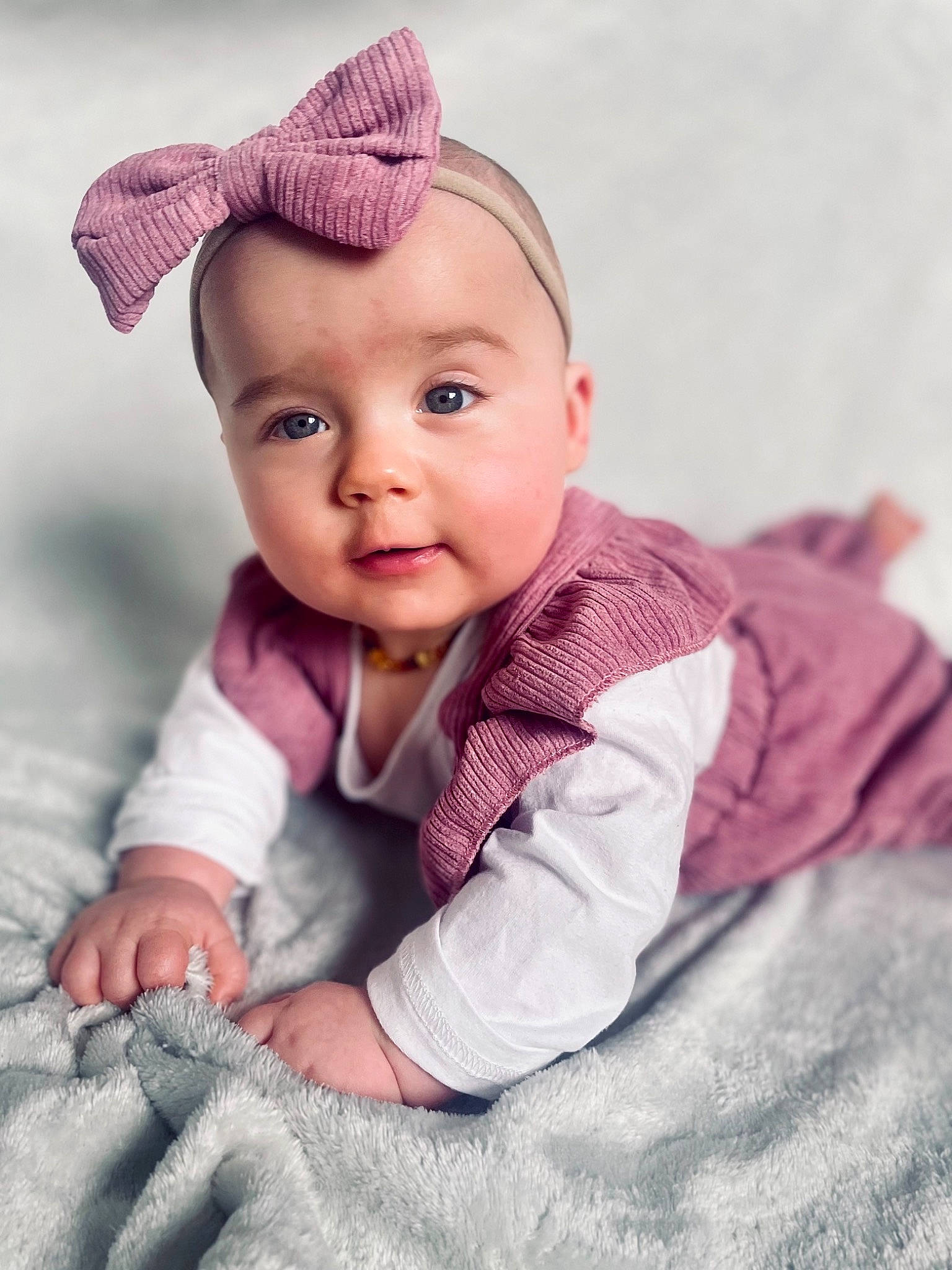 Joyce a rejoint le concours — aidez-le/la à gagner de superbes lots ! baby, baby_toddler_clothing, cap, cheek, comfort, dress, eye, face, grass, happy, iris, lip, magenta, nose, person, pink, purple, skin, sleeve, smile
