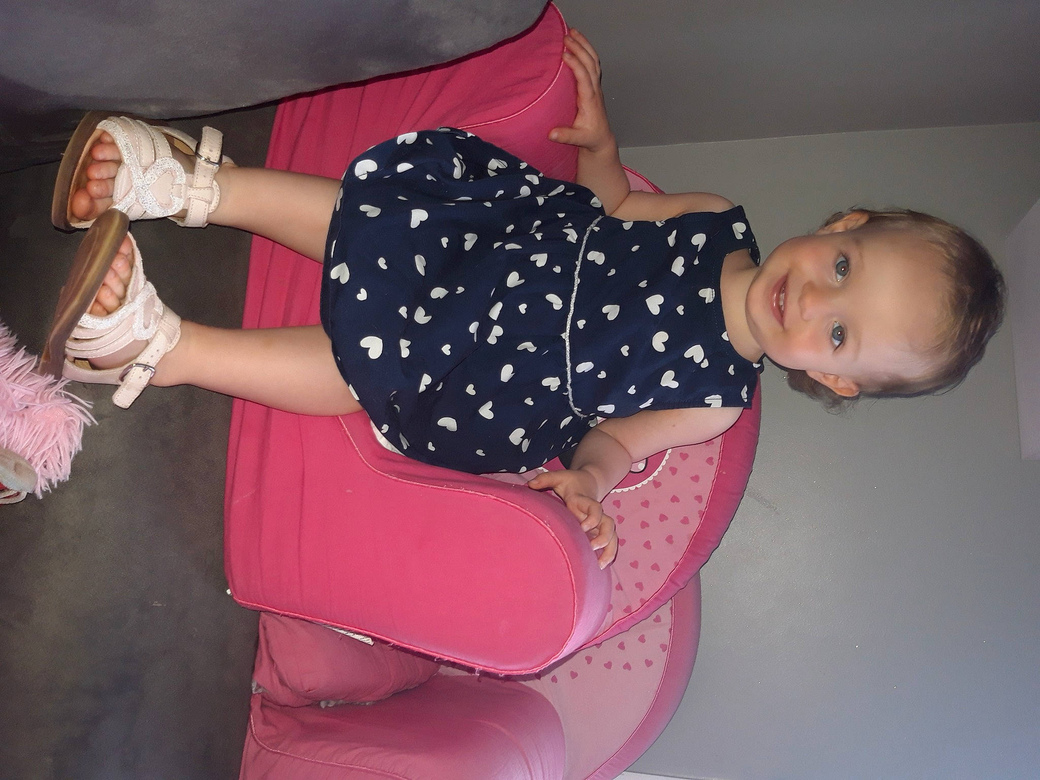 Savana participe au concours pour gagner de l'argent avec cette photo : arm, baby_toddler_clothing, comfort, elbow, finger, flash_photography, fun, gesture, hand, joint, joy, knee, leg, magenta, pattern, person, pink, sleeve, textile, thigh
