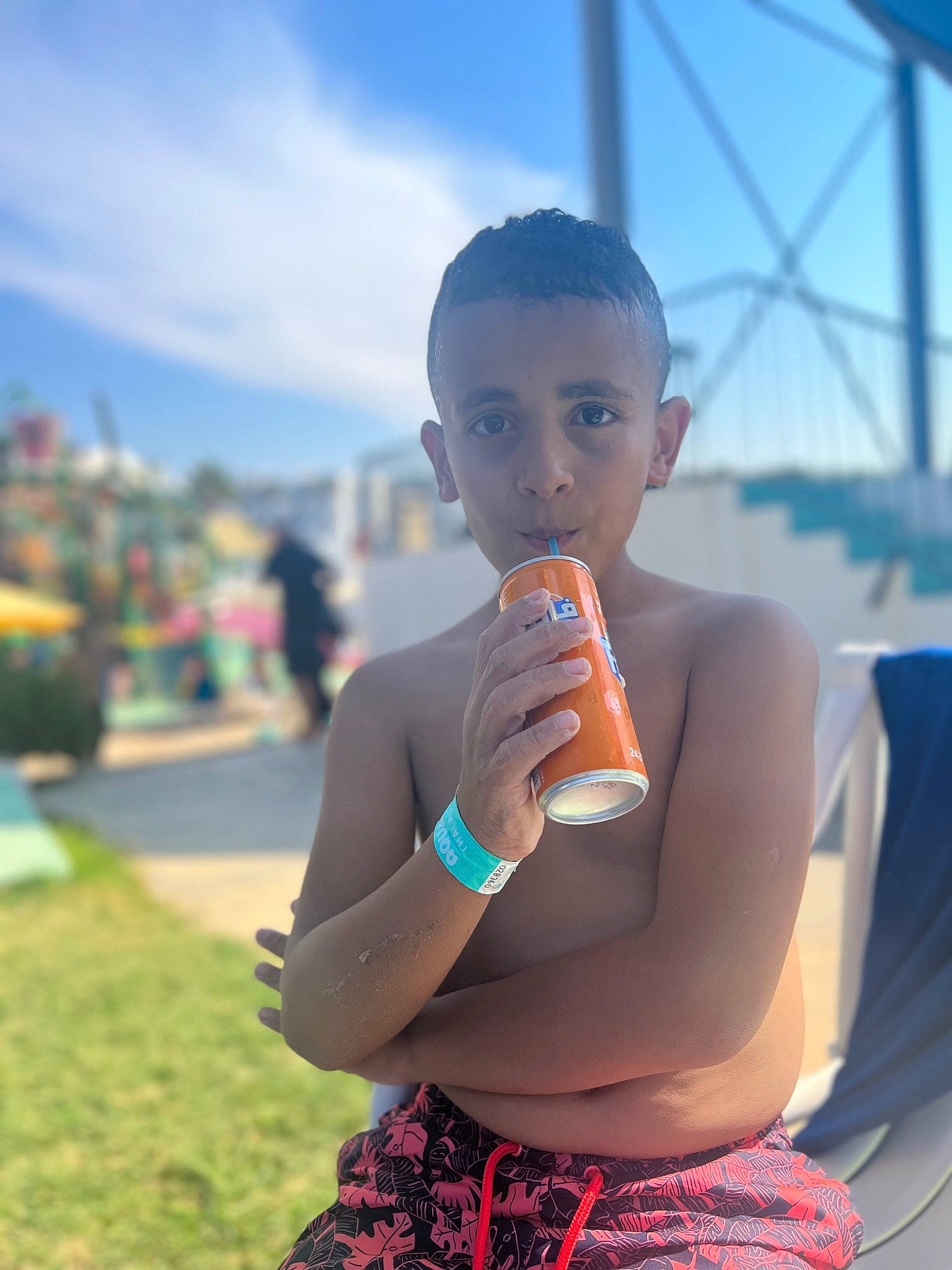 Yassine a rejoint le concours — aidez-le/la à gagner de superbes lots ! abdomen, barechested, chest, elbow, eyewear, finger, gesture, hand, happy, human_leg, joint, leisure, nail, navel, person, sky, thigh, thumb, trunk, waist