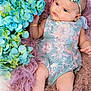 Ilanne a rejoint le concours — aidez-le/la à gagner de superbes lots ! baby, infant, flower, blue_flower, floral_dress, headband, blanket, soft_texture, cute, child, portrait, skin, hand, foot, laying_down, indoors, pastel_colors, decorative, adorable, young