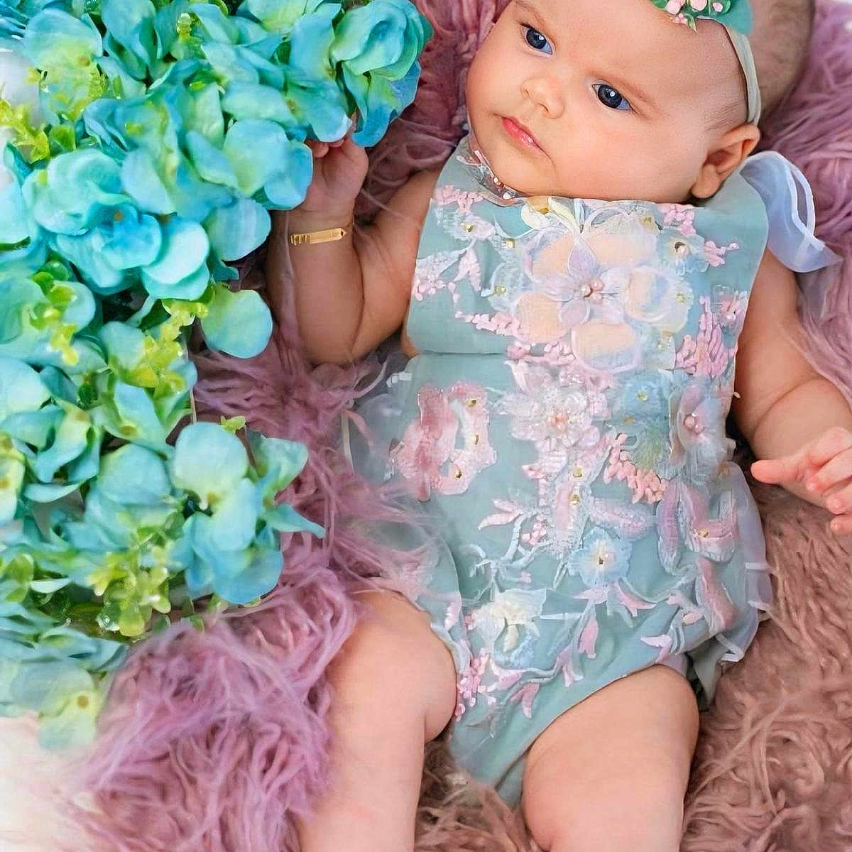 Ilanne a rejoint le concours — aidez-le/la à gagner de superbes lots ! adorable, baby, blanket, blue_flower, child, cute, decorative, floral_dress, flower, foot, hand, headband, indoors, infant, laying_down, pastel_colors, portrait, skin, soft_texture, young