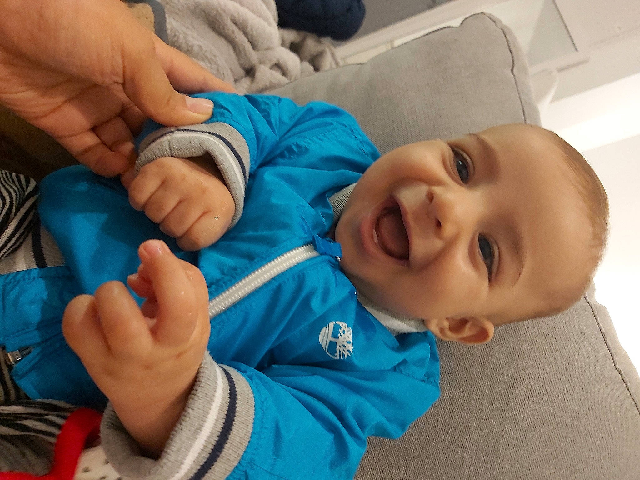 Lyam participe au concours pour gagner de l&#x27;argent avec cette photo : baby, baby_toddler_clothing, cheek, child, comfort, face, finger, gesture, hand, happy, joint, mouth, nose, organ, person, skin, sleeve, smile, thumb, toddler