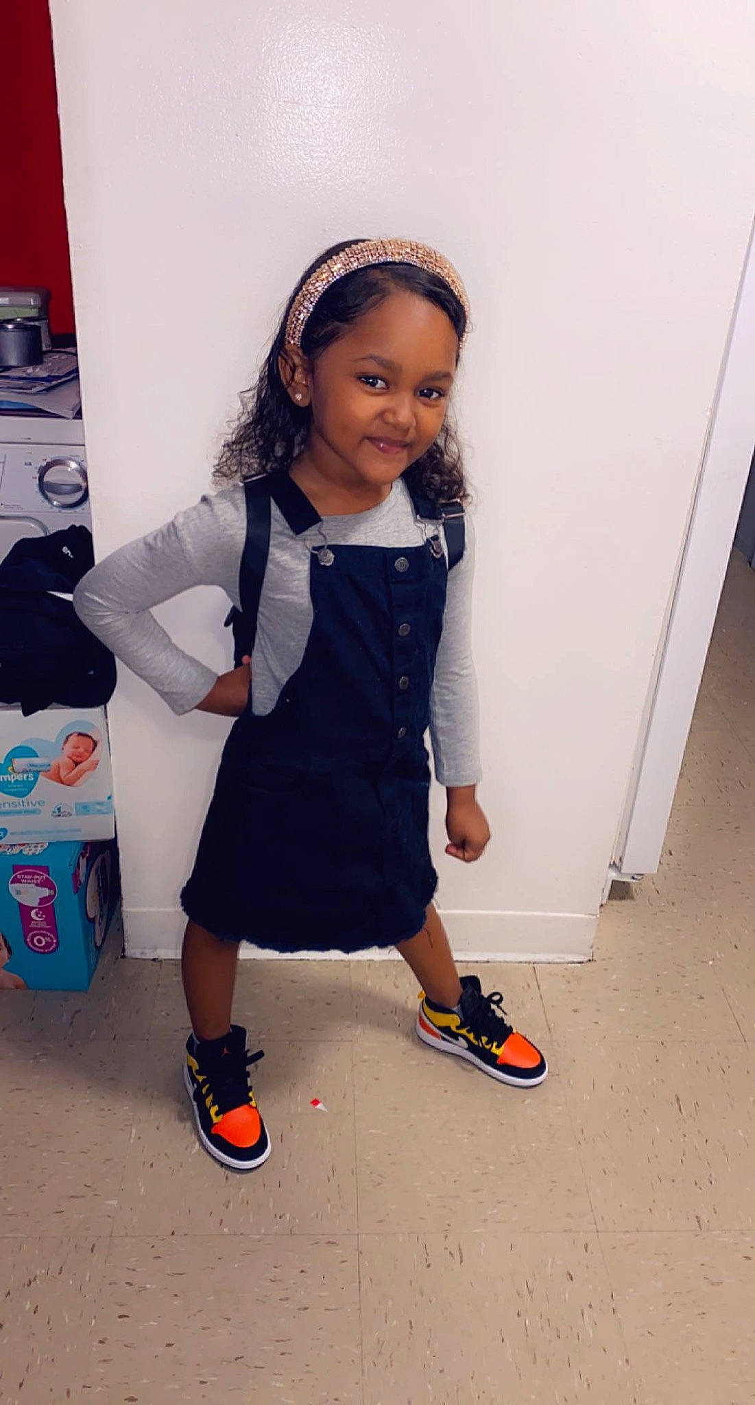 Samiya is registered to the contest to win money with this photo: child, joy, person, shoe, toddler