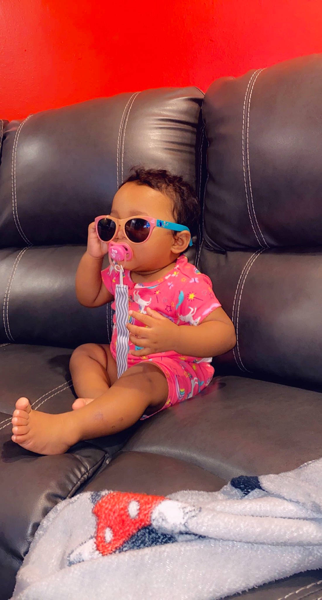 Nyrubi is registered to the contest to win money with this photo: car_seat, child, cool, eyewear, fun, glasses, leg, person, pink, sitting, sunglasses, thigh, toddler, vision_care