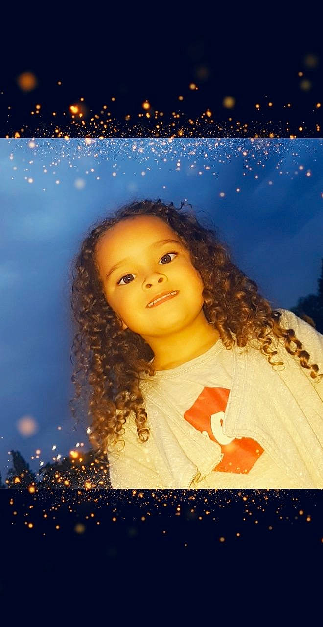 Kelya a rejoint le concours — aidez-le/la à gagner de superbes lots ! hair, hairstyle, joy, long_hair, night, person, photography, portrait, sky, smile, space