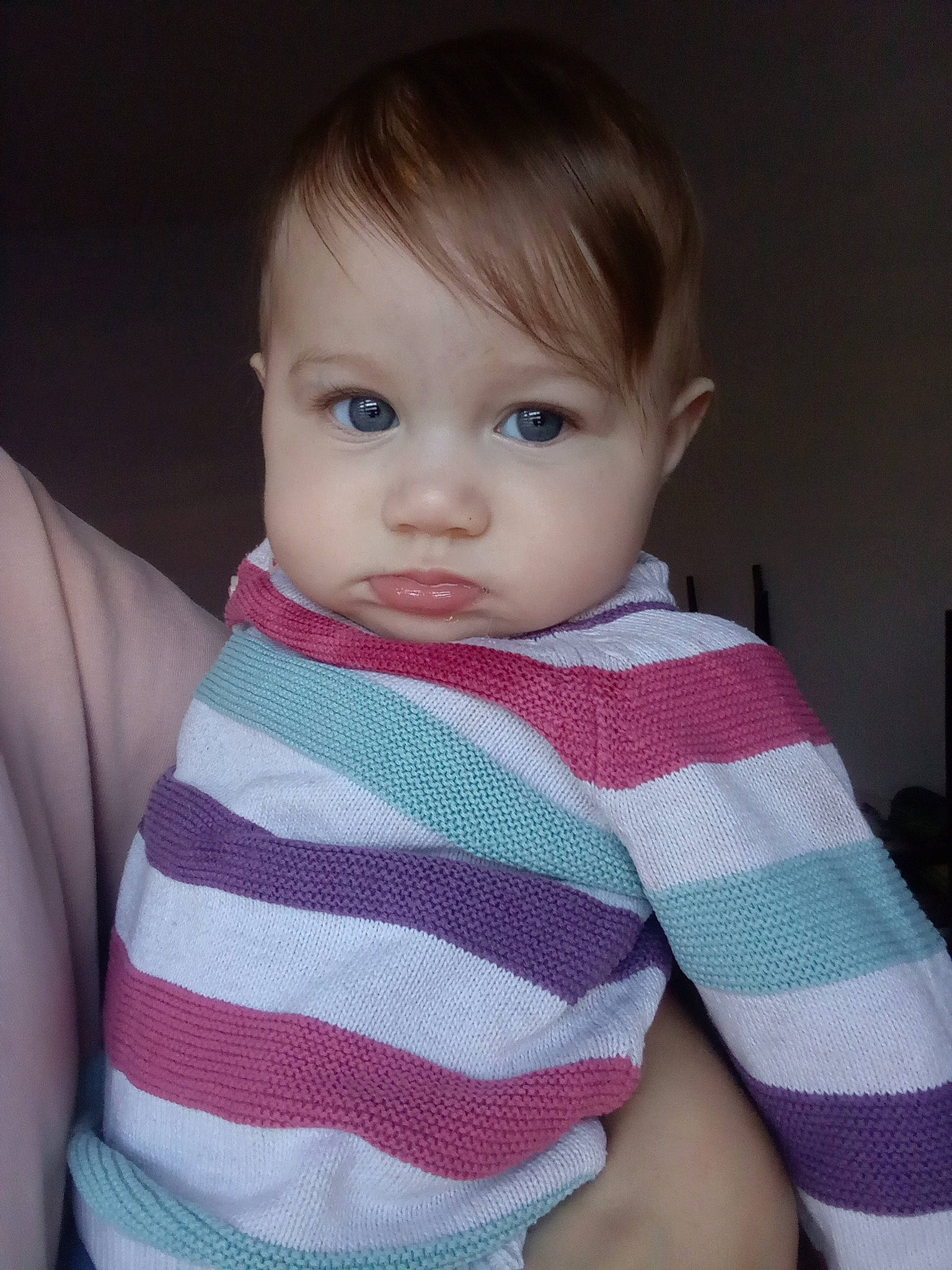 Assile participe au concours pour gagner de l'argent avec cette photo : baby, baby_toddler_clothing, cheek, comfort, elbow, eye, eyebrow, eyelash, face, head, human_body, iris, lip, neck, nose, person, shoulder, skin, sleeve, standing