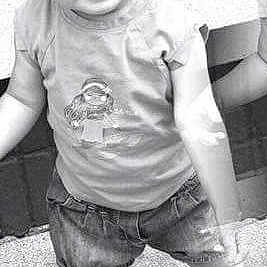 Loïna participe au concours pour gagner de l'argent avec cette photo : black_and_white, child, cool, girl, hair_accessory, head, headgear, infant, joy, monochrome, monochrome_photography, person, photograph, product, sitting, smile, snapshot, standing, toddler, white