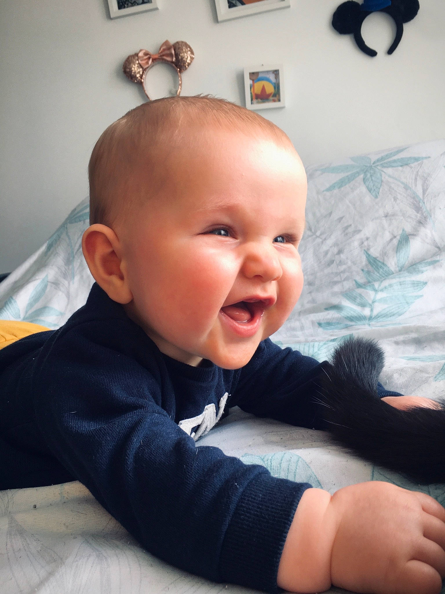 Tiago a rejoint le concours — aidez-le/la à gagner de superbes lots ! arm, baby, baby_toddler_clothing, cheek, comfort, eye, facial_expression, finger, gesture, hand, happy, human_body, iris, leg, mouth, nose, person, skin, sleeve, smile