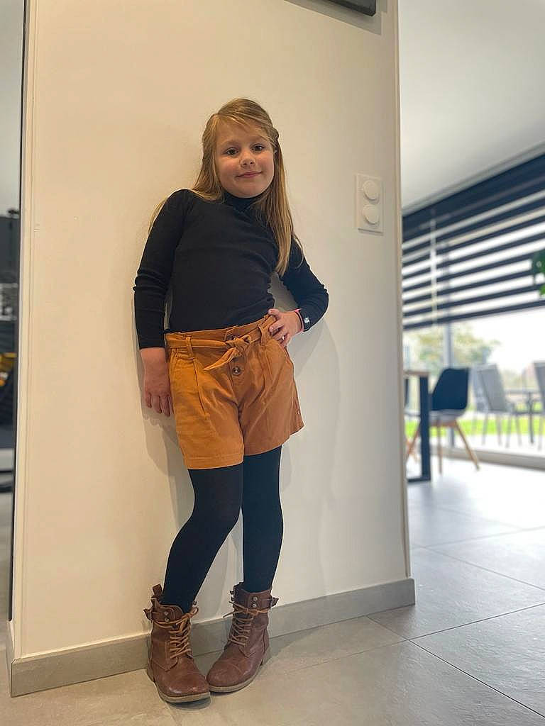 Chiara participe au concours pour gagner de l'argent avec cette photo : blond, calf, denim, electric_blue, eyewear, fashion_design, footwear, human_leg, joint, joy, knee, leg, long_hair, person, shoe, shoulder, sleeve, smile, sportswear, thigh