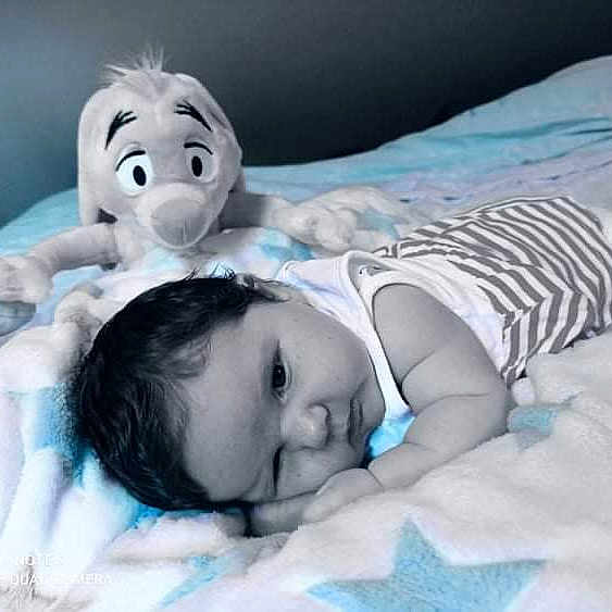 Ambre participe au concours pour gagner de l'argent avec cette photo : baby, baby_toddler_clothing, bed, bed_sheet, bedding, bedtime, child, comfort, eye, eyebrow, flash_photography, fun, happy, head, linens, mouth, room, skin, textile, toddler