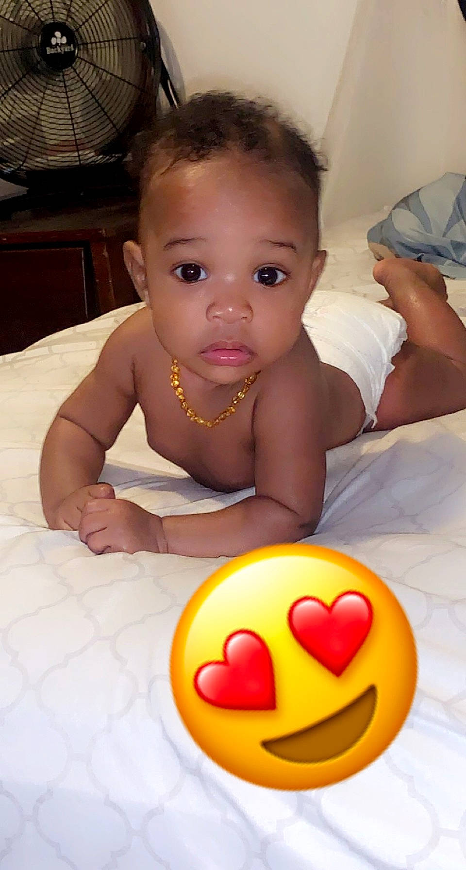 Trú is registered to the contest to win money with this photo: arm, cheek, chin, eye, face, facial_expression, finger, hairstyle, hand, happy, head, human, human_body, leg, lip, mouth, neck, nose, person, skin