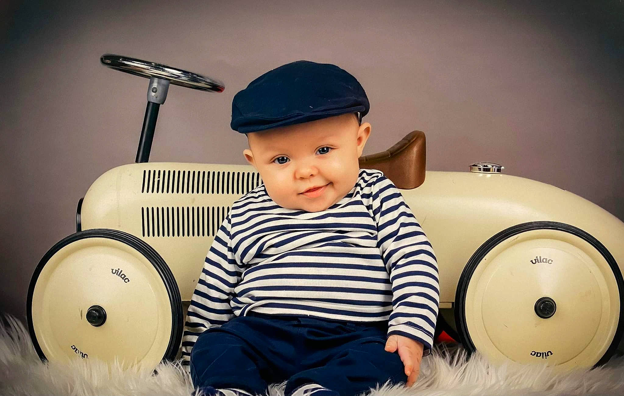 Eliott participe au concours pour gagner de l'argent avec cette photo : automotive_design, automotive_lighting, automotive_tire, automotive_wheel_system, baby_toddler_clothing, child, cool, electric_blue, eye, flash_photography, fun, happy, headgear, headlamp, headwear, motor_vehicle, person, rolling, smile, toddler