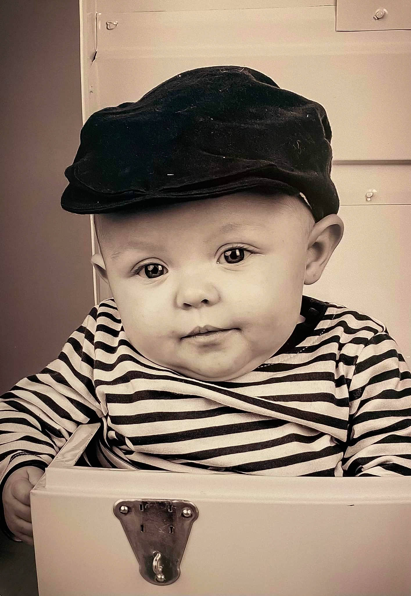 Eliott participe au concours pour gagner de l'argent avec cette photo : baby, black, black_and_white, cap, cheek, chin, cool, eye, eyebrow, eyelash, face, flash_photography, happy, headwear, lip, person, photograph, sleeve, standing, style