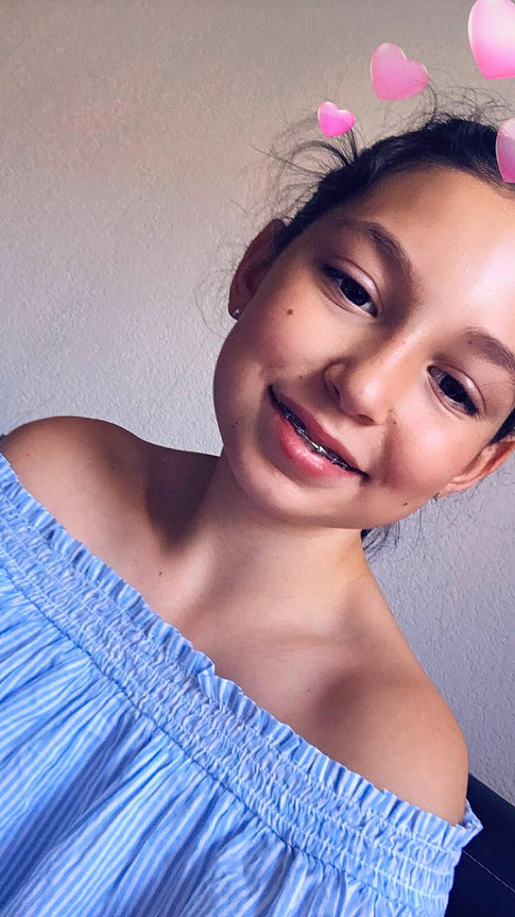 Sophie participe au concours pour gagner de l'argent avec cette photo : beauty, black_hair, brown_hair, cheek, chin, eye, eyebrow, eyelash, face, forehead, girl, hair_accessory, joy, lady, lip, model, person, photo_shoot, purple, shoulder