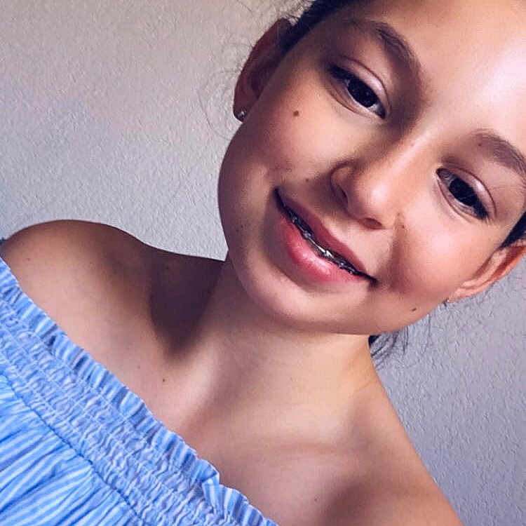 Sophie participe au concours pour gagner de l'argent avec cette photo : beauty, black_hair, brown_hair, cheek, chin, eye, eyebrow, eyelash, face, forehead, girl, hair_accessory, joy, lady, lip, model, person, photo_shoot, purple, shoulder