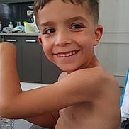 Milan Andrea a rejoint le concours — aidez-le/la à gagner de superbes lots ! child, boy, smiling, shirtless, water_bottle, kitchen, cabinet, door, short_hair, happy, indoor, furniture, person, young, casual, home, light, skin, face, arm