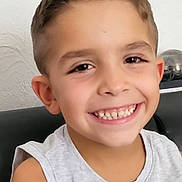 Milan Andrea a rejoint le concours — aidez-le/la à gagner de superbes lots ! child, boy, smile, face, eyes, hair, skin, clothing, sleeveless_shirt, casual, portrait, happy, young, indoor, person, human, expression, cute, teeth, sitting