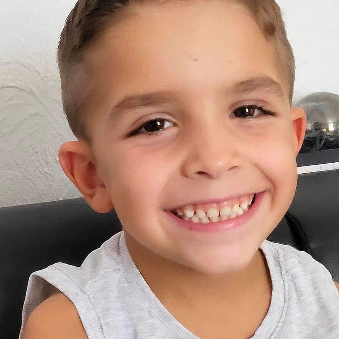 Milan Andrea a rejoint le concours — aidez-le/la à gagner de superbes lots ! boy, casual, child, clothing, cute, expression, eyes, face, hair, happy, human, indoor, person, portrait, sitting, skin, sleeveless_shirt, smile, teeth, young