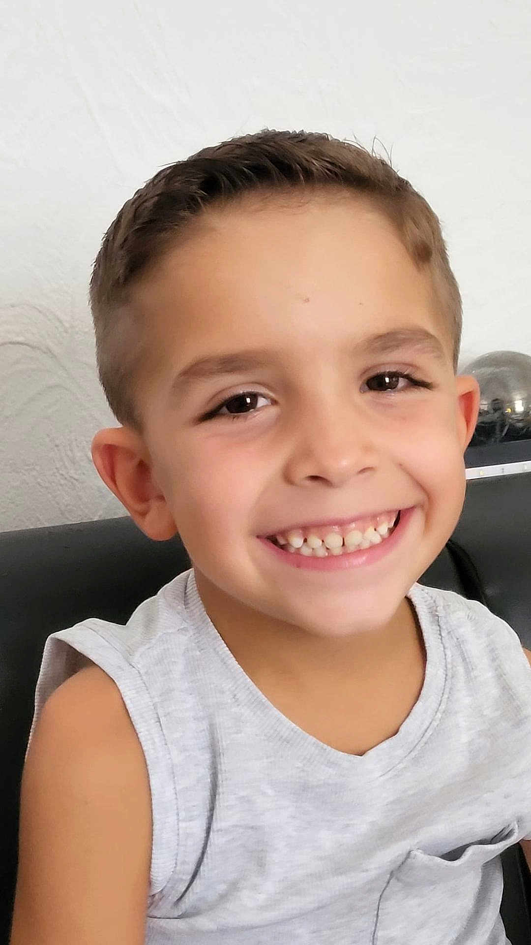 Milan Andrea a rejoint le concours — aidez-le/la à gagner de superbes lots ! child, boy, smile, face, eyes, hair, skin, clothing, sleeveless_shirt, casual, portrait, happy, young, indoor, person, human, expression, cute, teeth, sitting