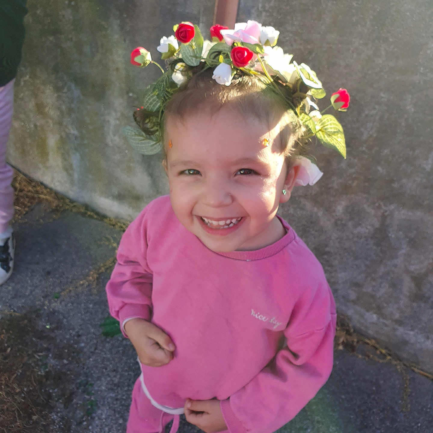 Alessia a rejoint le concours — aidez-le/la à gagner de superbes lots ! casual_wear, child, concrete_wall, cute, daylight, fashion, flower_crown, happy, joyful, outdoor, person, pink_clothing, playful, portrait, smiling, sneakers, standing, sunlight, toddler, young