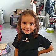 Valentina a rejoint le concours — aidez-le/la à gagner de superbes lots ! black_shirt, casual, chair, child, clutter, dog, family, floor, girl, happy, high_chair, indoor, man, person, pet, portrait, room, smile, table, toys