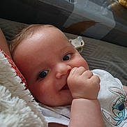 Adrian a rejoint le concours — aidez-le/la à gagner de superbes lots ! baby, infant, face, hand, thumb_sucking, clothing, pacifier, lying_down, close_up, cute, child, sleeping_area, blanket, cartoon_character, skin, expression, indoor, soft_toys, comfort, relaxation