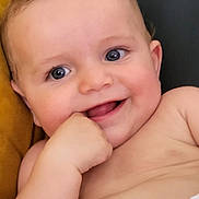 Adrian a rejoint le concours — aidez-le/la à gagner de superbes lots ! baby, blue_eyes, candid, cheeks, child, closeup, cute, diaper, expression, face, hand, happy, indoors, infant, portrait, relaxed, resting, skin, smiling, young
