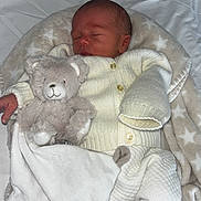Daiwen a rejoint le concours — aidez-le/la à gagner de superbes lots ! newborn, baby, sleeping, blanket, teddy_bear, plush_toy, knitwear, white_clothing, soft_texture, bed, cozy, infant, cute, resting, indoors, child, peaceful, warm, soft_lighting, comfort