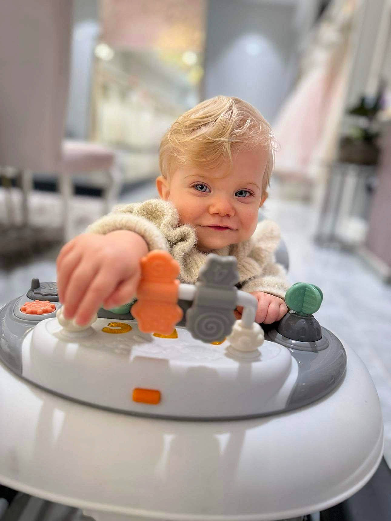 Alayna a rejoint le concours — aidez-le/la à gagner de superbes lots ! animation, baby, baby_products, baby_safety, baby_toys, cheek, child, circle, facial_expression, figurine, flooring, fun, person, plastic, play, room, sitting, skin, toddler, toy