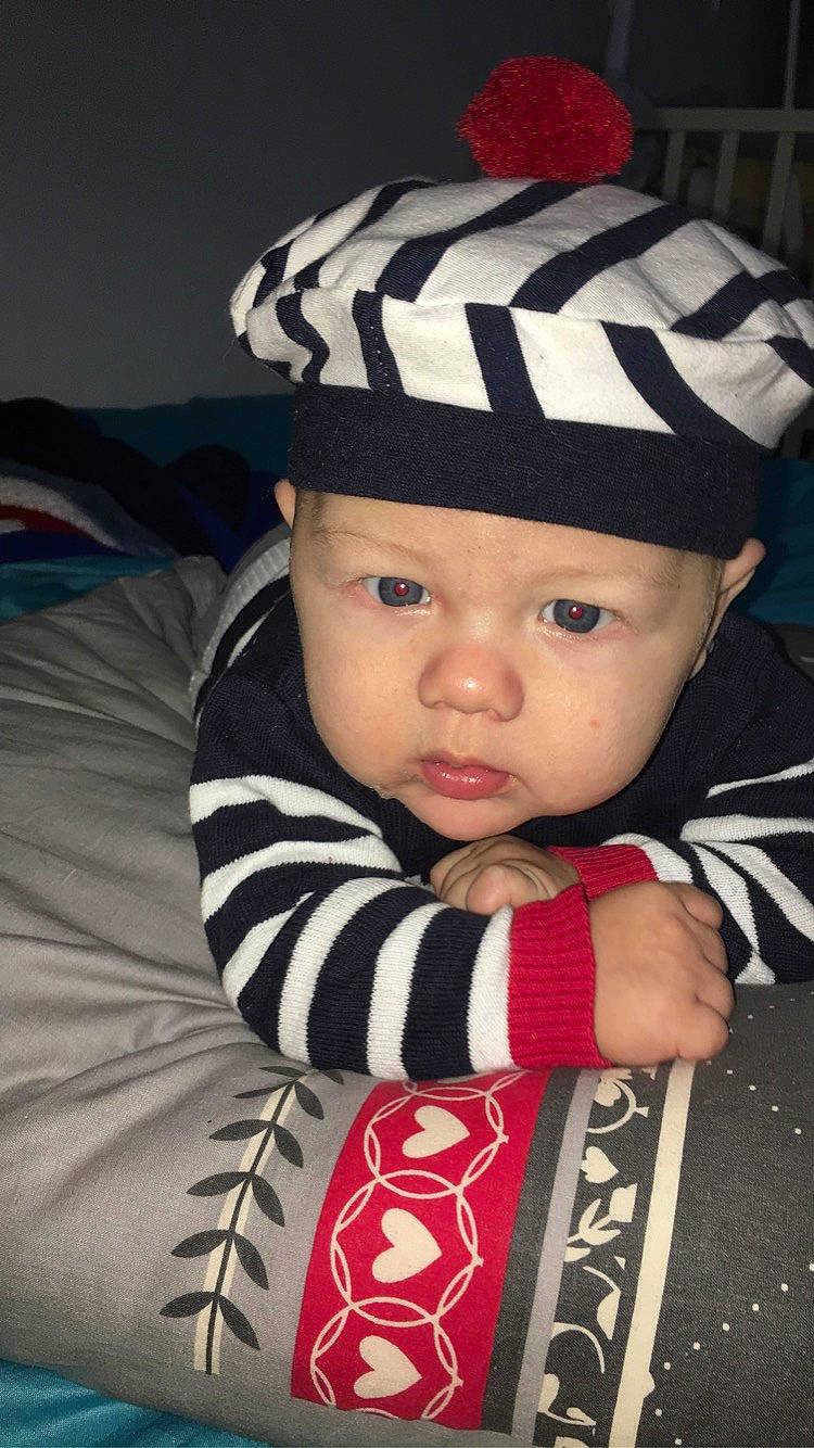 Mylan a rejoint le concours — aidez-le/la à gagner de superbes lots ! baby, baby_toddler_clothing, bonnet, carmine, cheek, child, comfort, cool, costume_accessory, face, headgear, headwear, linens, lip, nose, person, portrait_photography, toddler