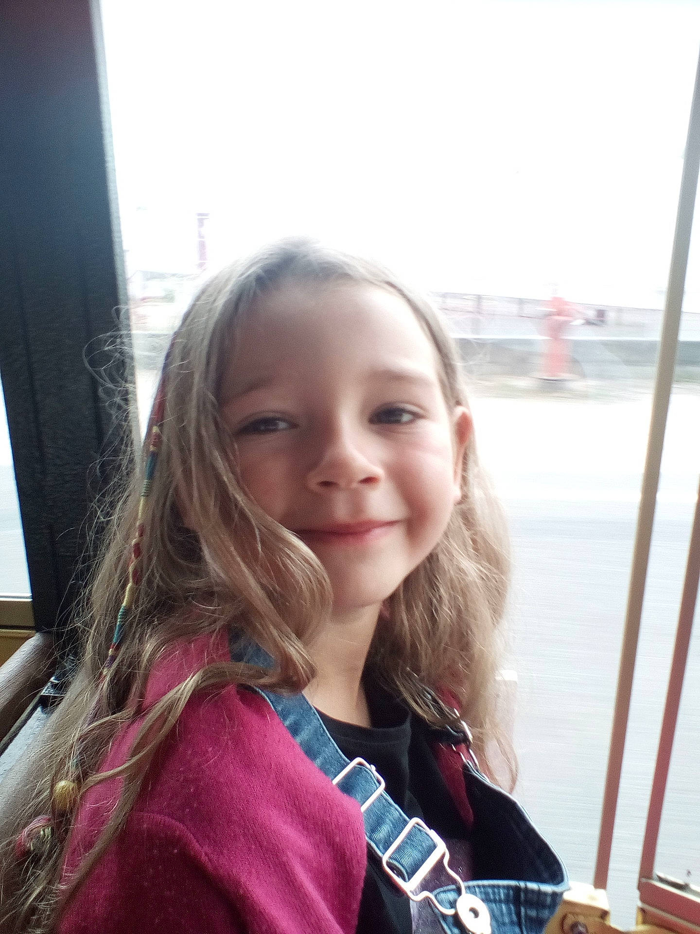 Tya participe au concours pour gagner de l'argent avec cette photo : brown_hair, child, child_model, day, fun, girl, hair, hair_coloring, hairstyle, human_hair_color, joy, long_hair, person, skin, smile