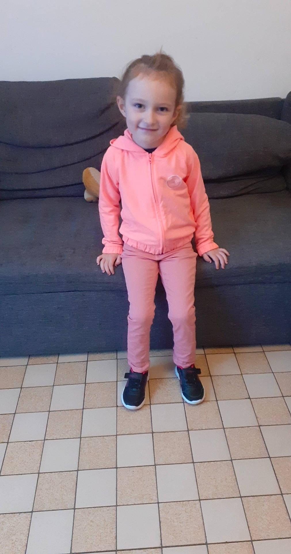 Juanita participe au concours pour gagner de l'argent avec cette photo : child, child_model, jacket, joy, outerwear, person, standing, toddler