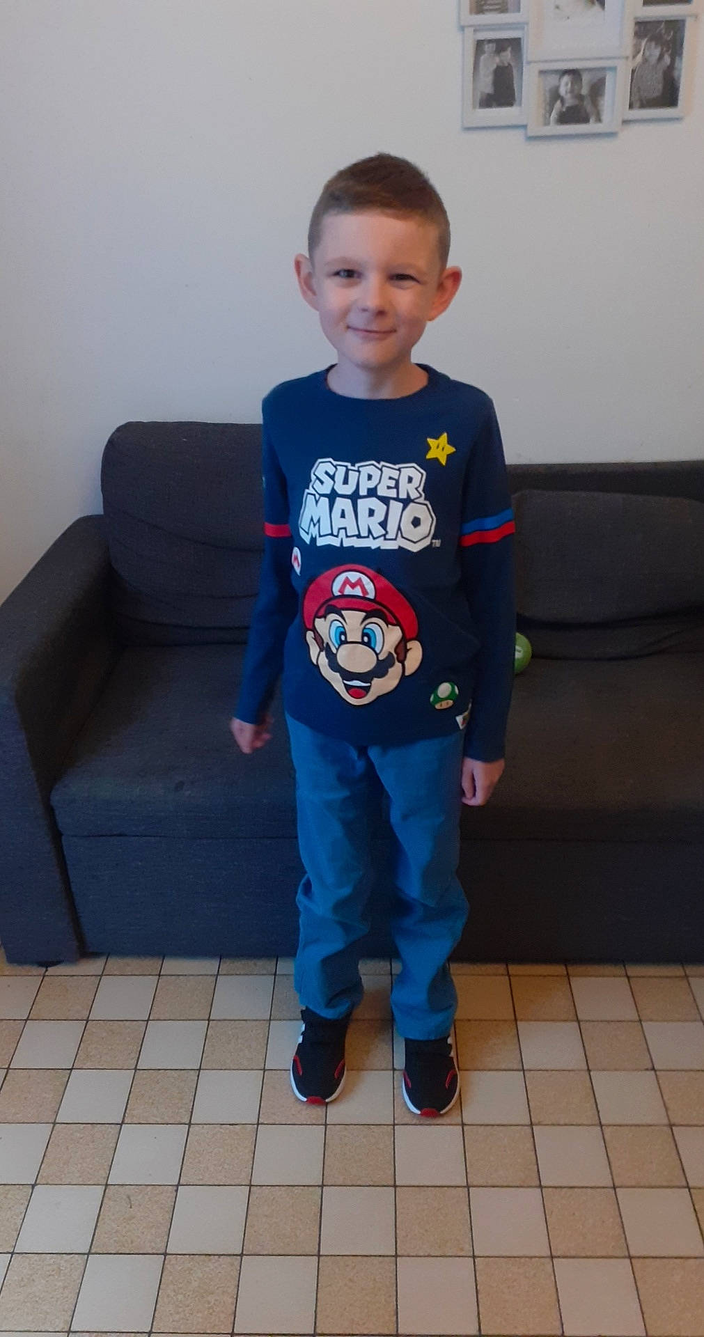 Enzo participe au concours pour gagner de l'argent avec cette photo : blue, child, costume, fictional_character, fun, joy, outerwear, pajamas, person, sleeve, smile, standing, t_shirt, toddler