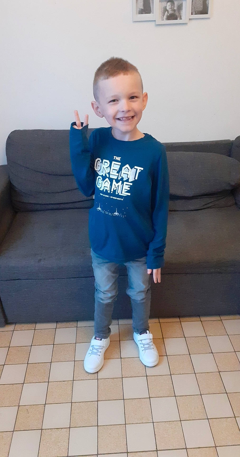 Josélito a rejoint le concours — aidez-le/la à gagner de superbes lots ! blue, child, electric_blue, jeans, joy, person, shoe, sleeve, standing, t_shirt, toddler