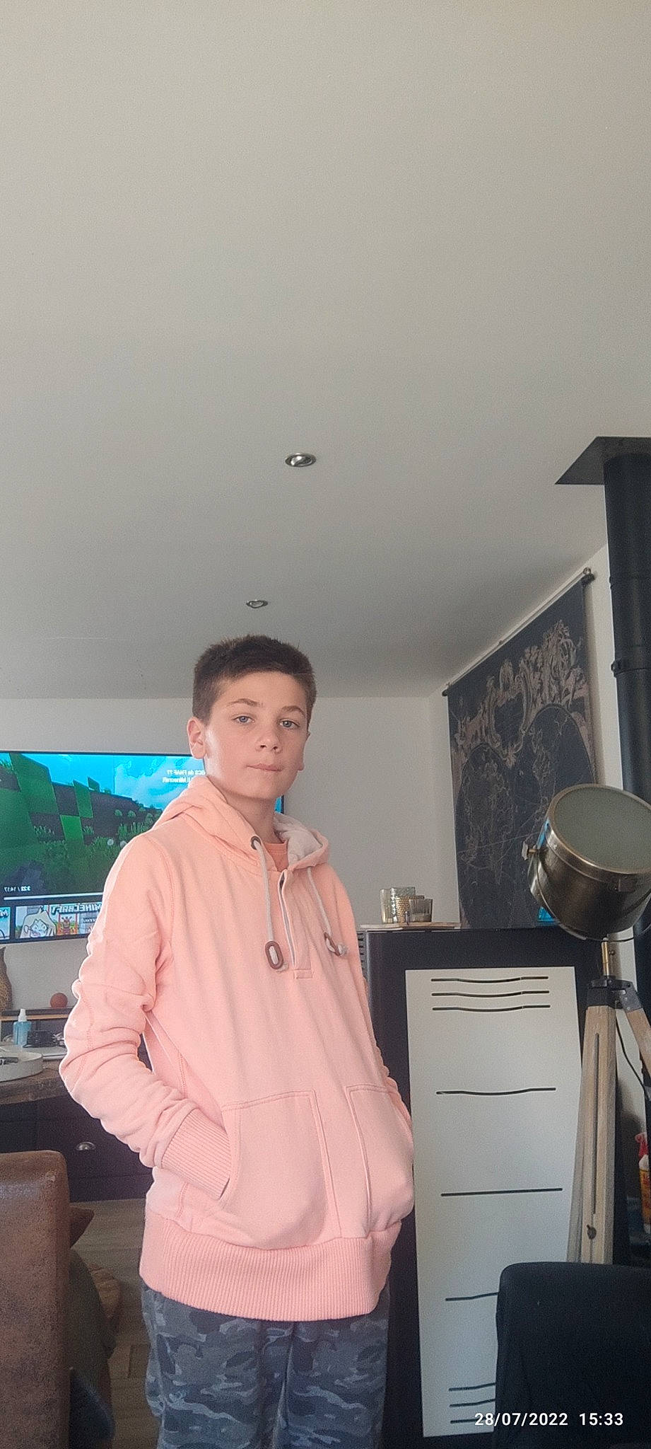 Noah participe au concours pour gagner de l'argent avec cette photo : audio_equipment, cabinetry, ceiling, chest_of_drawers, countertop, cupboard, drawer, flooring, hardwood, home_appliance, hoodie, kitchen, kitchen_appliance, lamp, light_fixture, lighting, person, room, sleeve, top