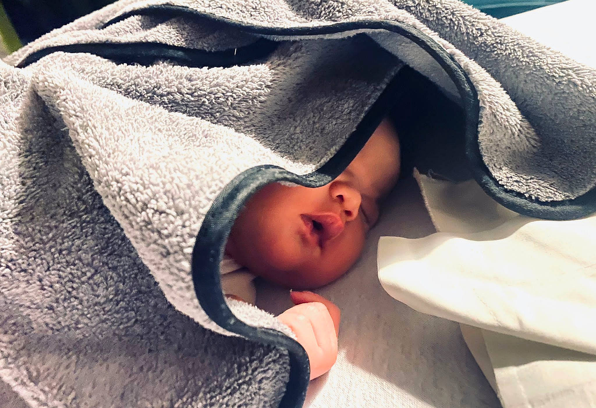 Madyson a rejoint le concours — aidez-le/la à gagner de superbes lots ! baby, child, comfort, eye, eyelash, face, fashion_accessory, head, human_body, human_leg, linens, lip, nap, neck, pattern, person, skin, sleeve, textile, toddler