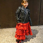 Manon a rejoint le concours — aidez-le/la à gagner de superbes lots ! child, girl, smile, leather_jacket, red_skirt, polka_dot, ruffles, shoes, standing, shadow, concrete, wall, portrait, bangs, hair, happy, fashion, evening, full_body, pose