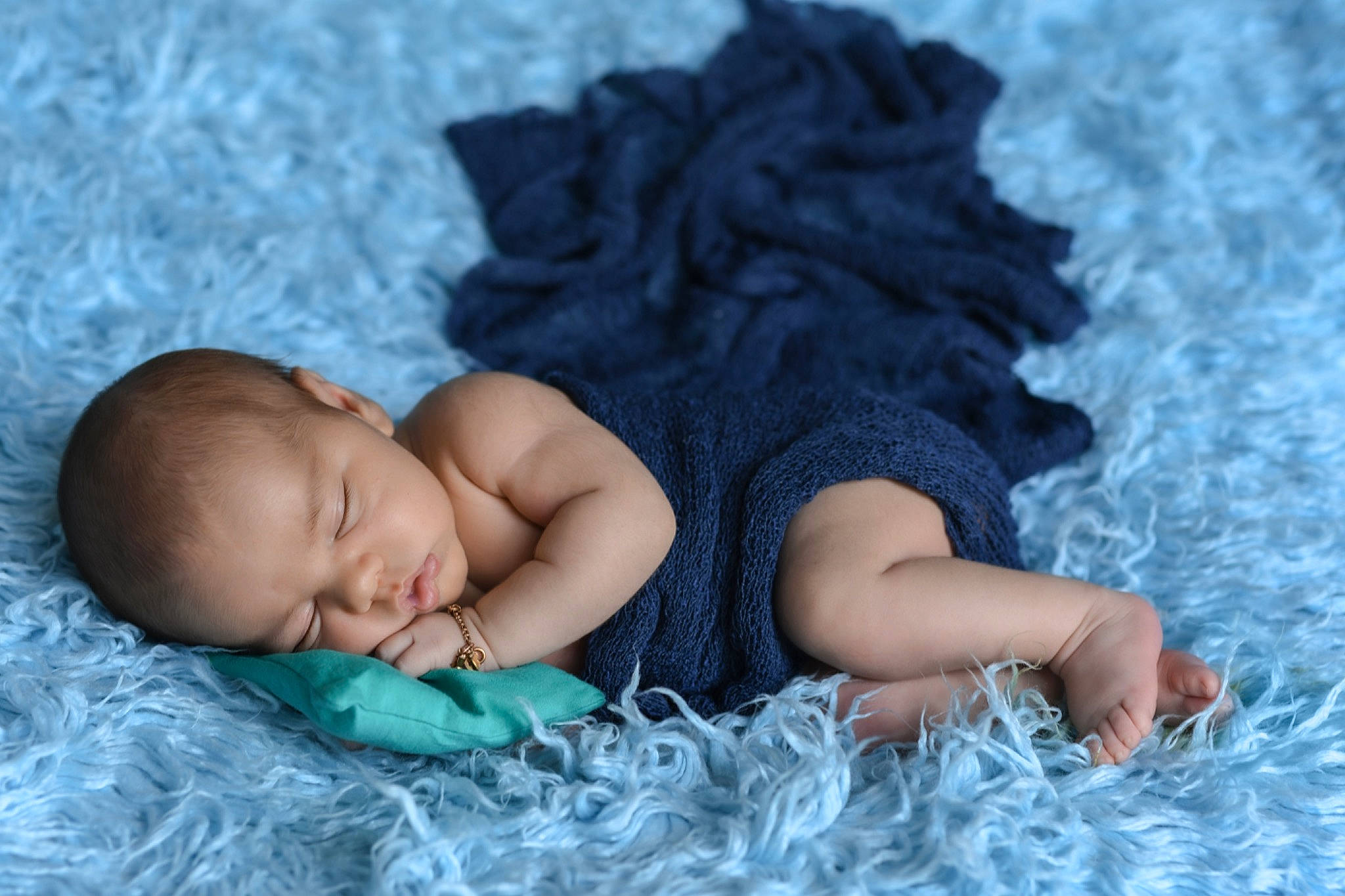 Valentino participe au concours pour gagner de l'argent avec cette photo : aqua, azure, baby, baby_toddler_clothing, comfort, eye, face, facial_expression, finger, grass, hand, happy, head, headgear, leaf, mammal, people_in_nature, person, skin, textile