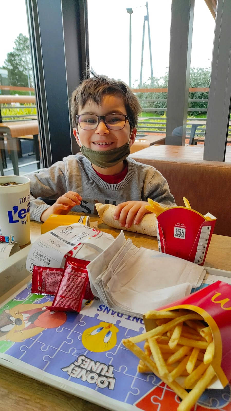 Rafaël participe au concours pour gagner de l'argent avec cette photo : chair, child, comfort_food, event, fast_food, finger_food, food, french_fries, fried_food, joy, junk_food, leisure, person, recreation, sharing, sky, smile, summer, table, tableware