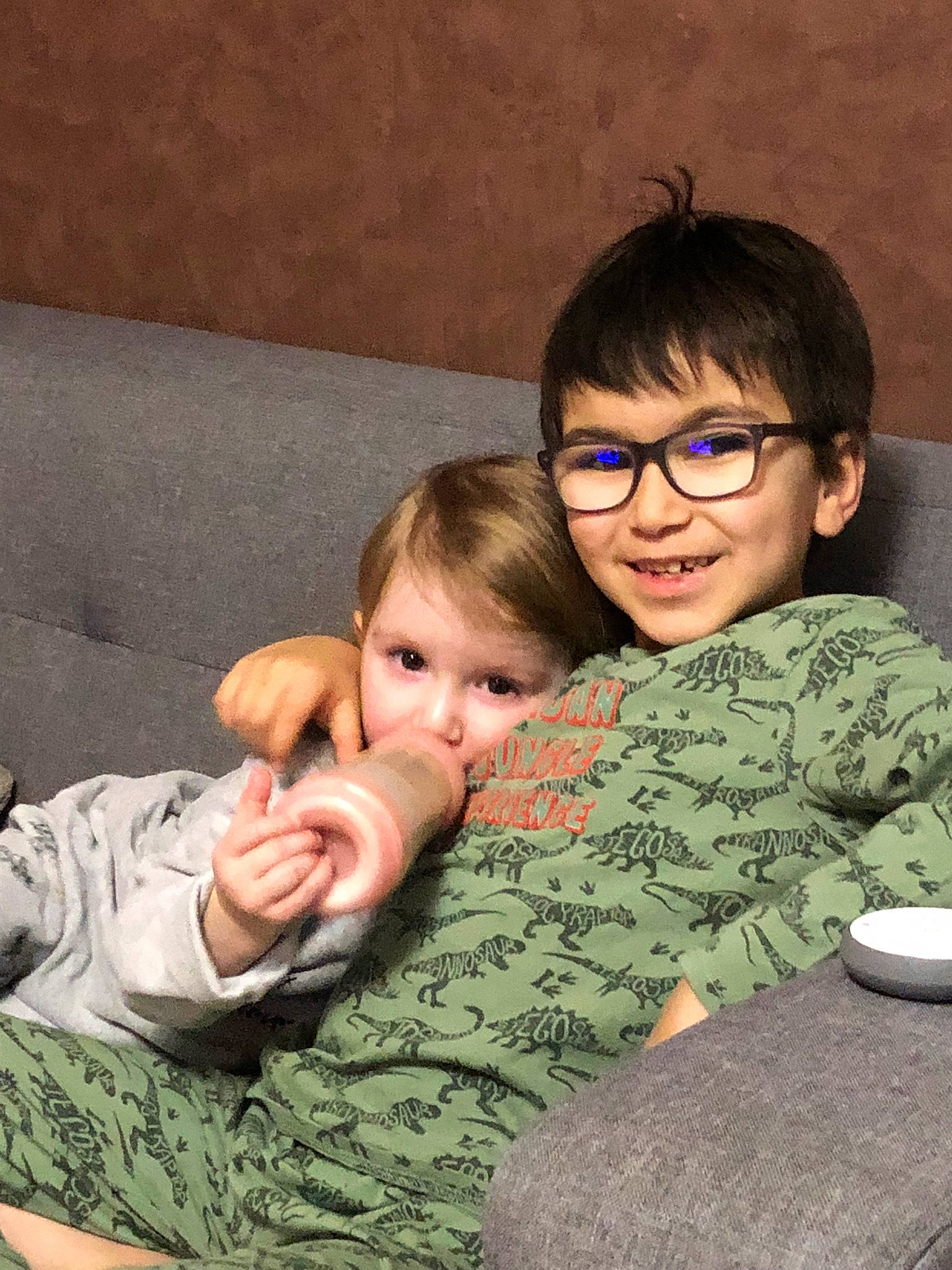 Rafaël participe au concours pour gagner de l'argent avec cette photo : cheek, child, comfort, couch, event, eyewear, finger, foot, fun, gesture, hair, happy, joy, nose, people, person, sharing, skin, smile, thumb
