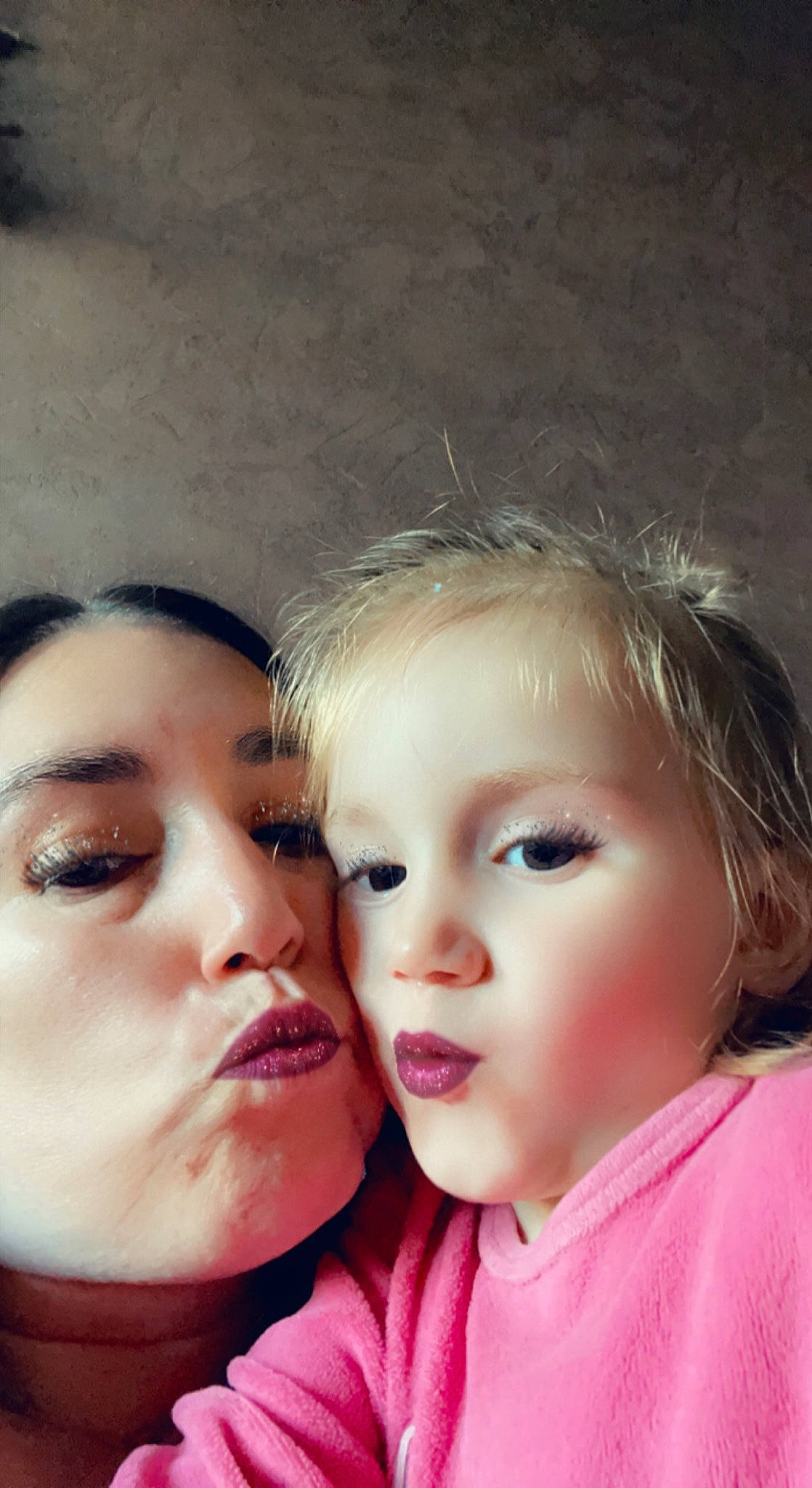 Chloé a rejoint le concours — aidez-le/la à gagner de superbes lots ! cheek, child, chin, eyebrow, eyelash, flash_photography, forehead, fun, gesture, happy, iris, jaw, lip, mouth, nose, person, pink, plant, selfie, skin