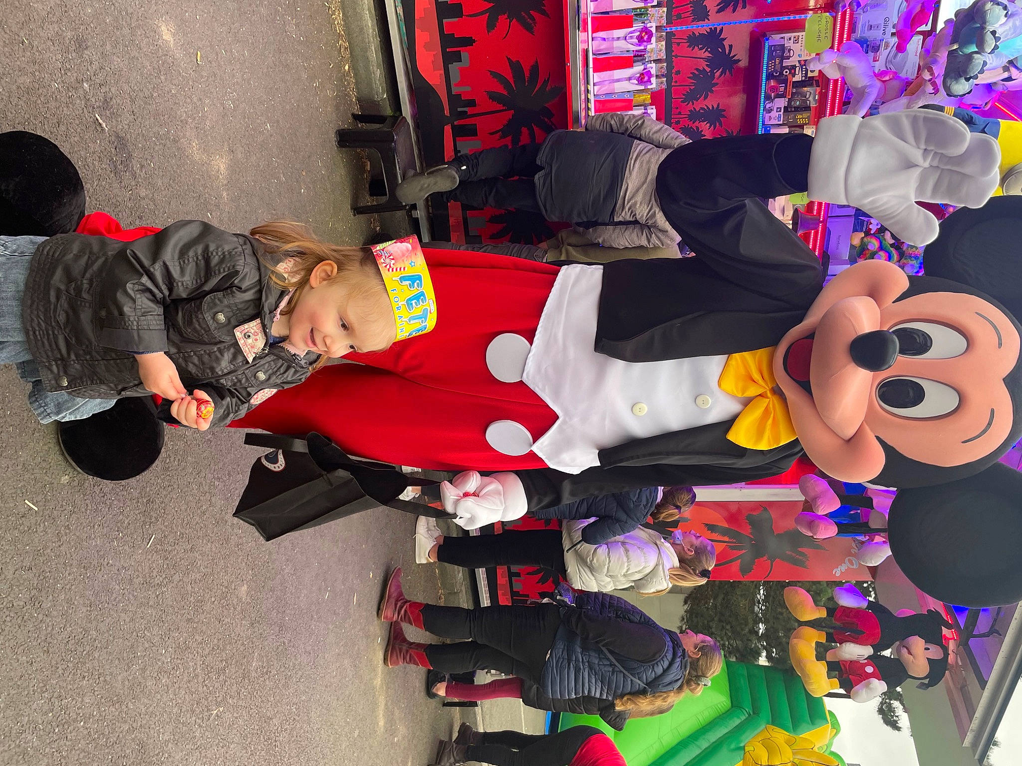 Chloé a rejoint le concours — aidez-le/la à gagner de superbes lots ! animated_cartoon, animation, bag, boot, cool, cosplay, costume, event, fashion, fiction, fictional_character, fun, hat, joy, luggage_and_bags, magenta, person, recreation, t_shirt, tire