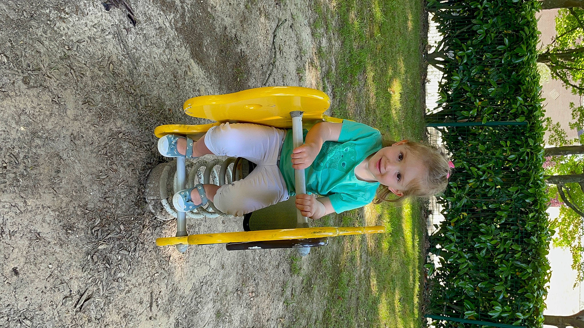 Chloé participe au concours pour gagner de l'argent avec cette photo : baby_toddler_clothing, child, fun, grass, happy, joy, landscape, leisure, outdoor_play_equipment, people_in_nature, person, plant, play, playground, recreation, smile, soil, t_shirt, toddler, tree