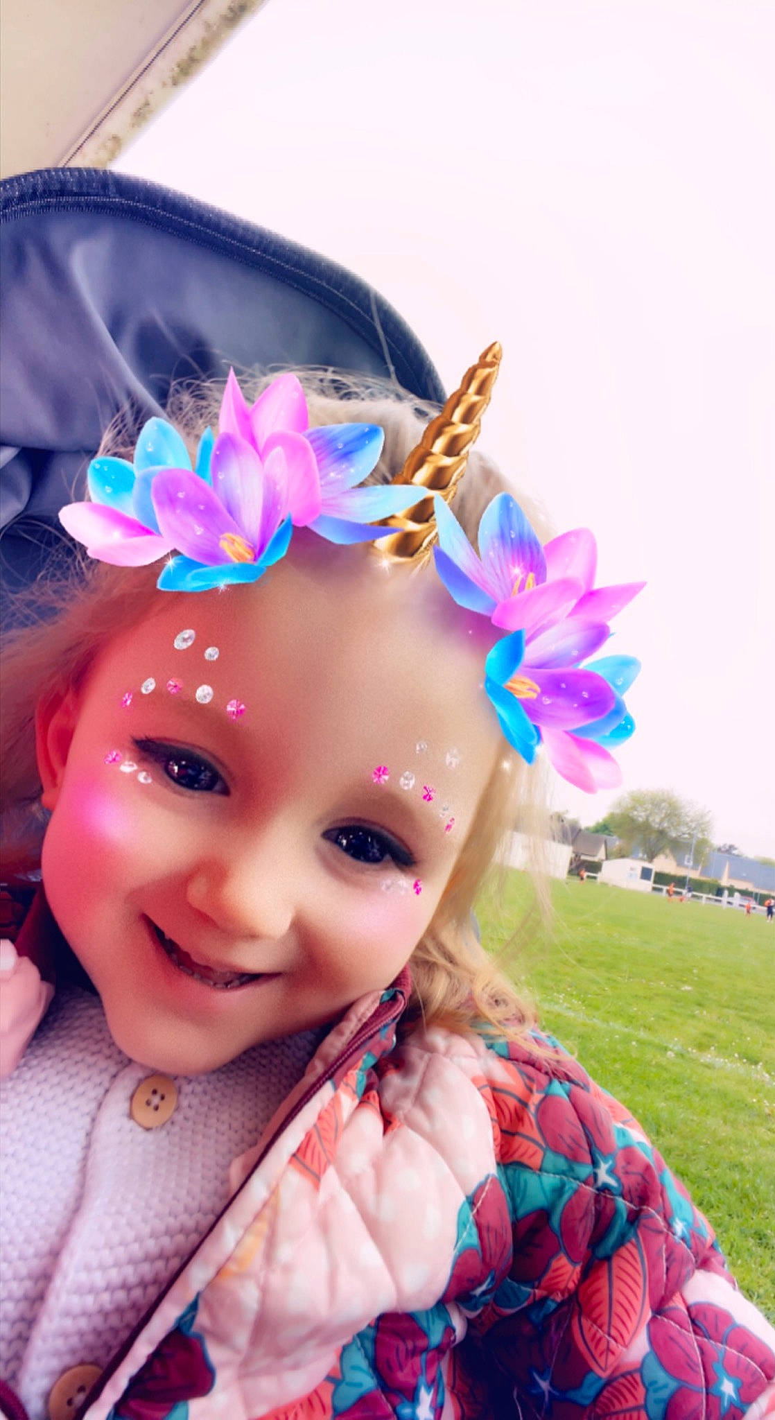 Chloé a rejoint le concours — aidez-le/la à gagner de superbes lots ! baby, costume_hat, eye, eyelash, flower, fun, happy, hat, head, headband, headgear, headpiece, joy, magenta, person, petal, pink, plant, skin, smile