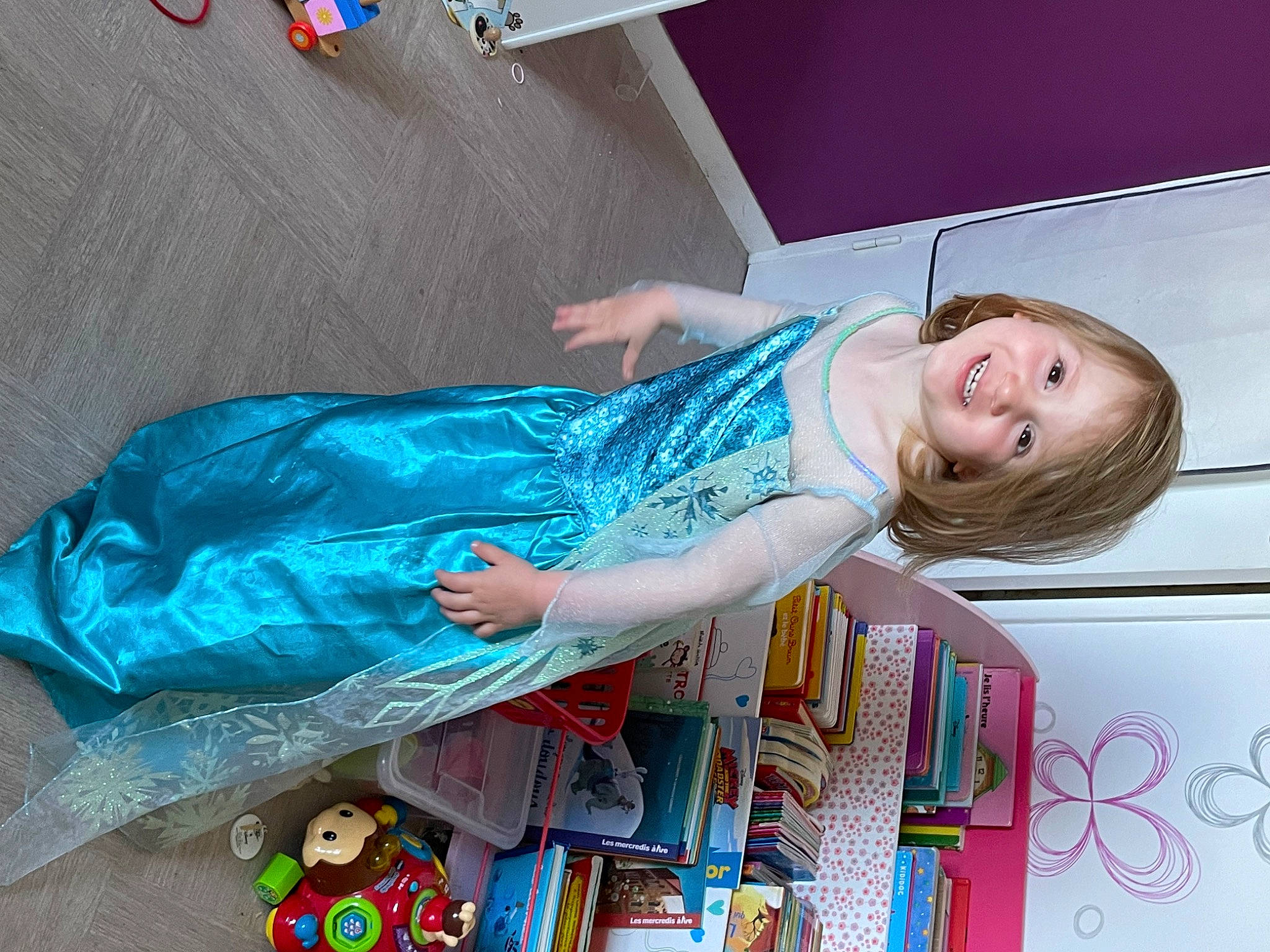 Chloé a rejoint le concours — aidez-le/la à gagner de superbes lots ! child, costume, electric_blue, fashion_design, fun, happy, human_leg, joy, leisure, magenta, makeover, pattern, person, pink, plastic, room, sandal, smile, thigh