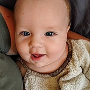 Célestin participe au concours pour gagner de l'argent avec cette photo : baby, child, smiling, blue_eyes, towel, close_up, face, skin, happy, infant, cute, portrait, young, person, blanket, soft, cozy, expression, head, baby_clothing