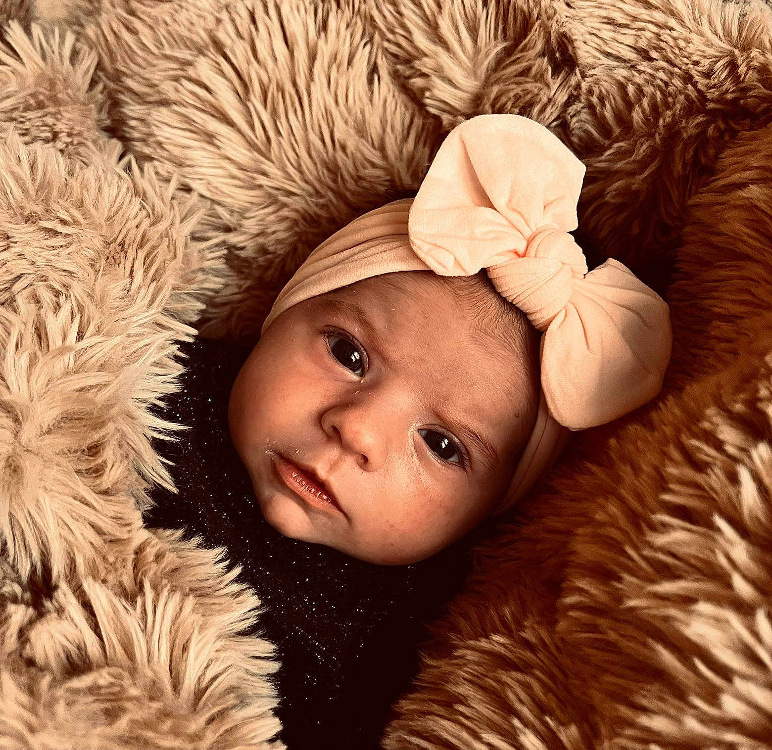 Victoire a rejoint le concours — aidez-le/la à gagner de superbes lots ! baby, infant, face, headband, bow, blanket, fur_texture, cozy, closeup, portrait, cute, soft, warm, child, newborn, expression, skin, eyes, fashion, indoor