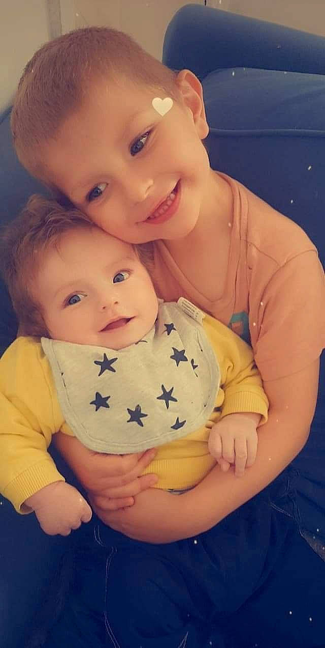 Mylan a rejoint le concours — aidez-le/la à gagner de superbes lots ! baby_toddler_clothing, cheek, chin, eye, face, facial_expression, hair, hairstyle, hand, happy, head, human_body, iris, joy, lip, mouth, nose, organ, person, skin