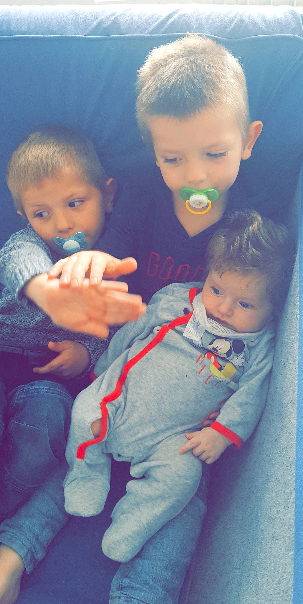 Mylan participe au concours pour gagner de l'argent avec cette photo : arm, azure, baby_toddler_clothing, cheek, chin, ear, eye, gesture, hairstyle, hand, happy, head, human_body, iris, leg, lip, mouth, nose, person, skin